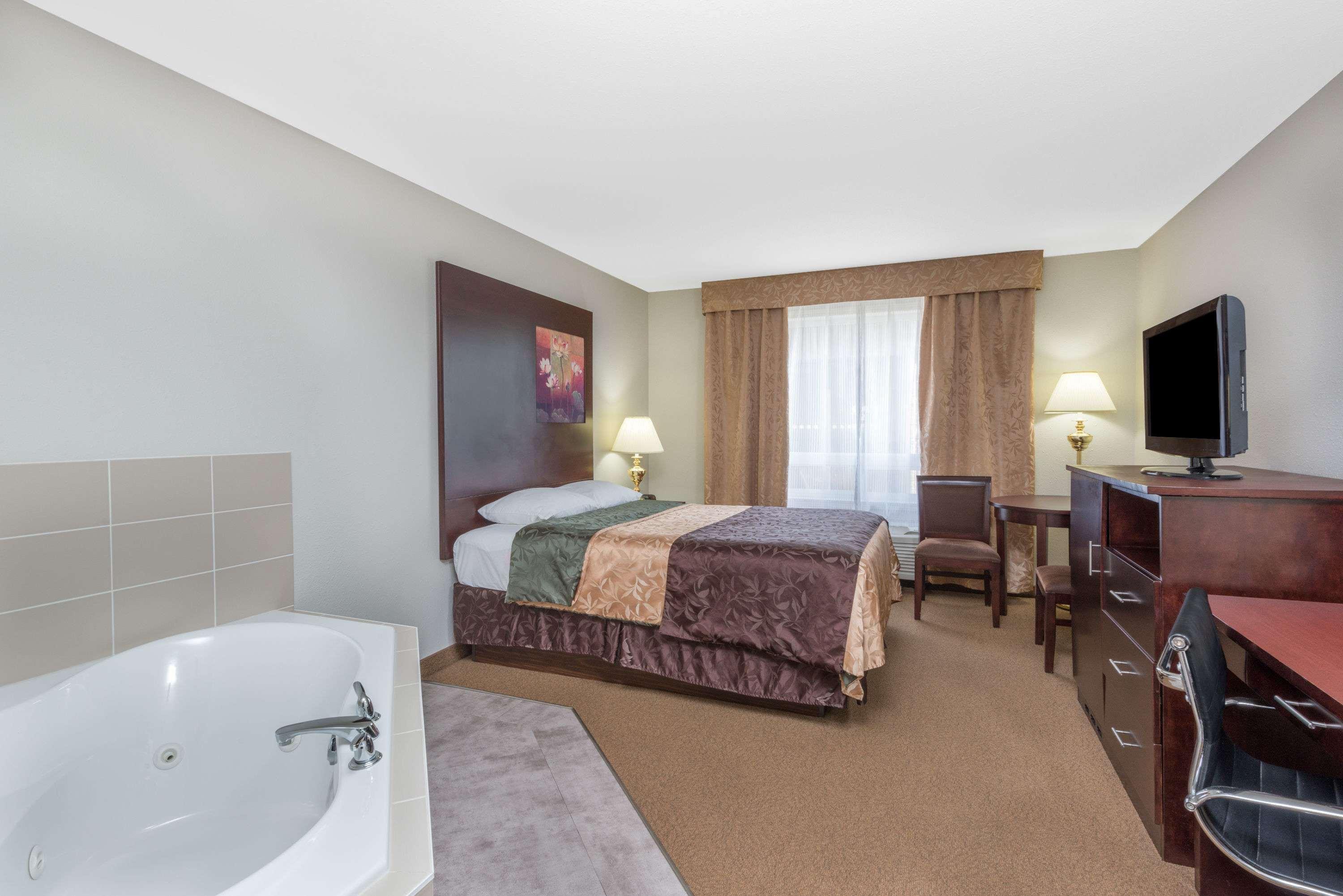 Super 8 By Wyndham Innisfail Esterno foto